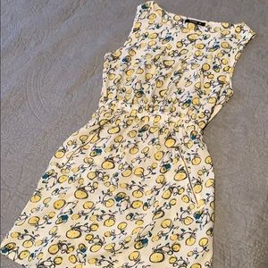 Sleeveless dress with pockets